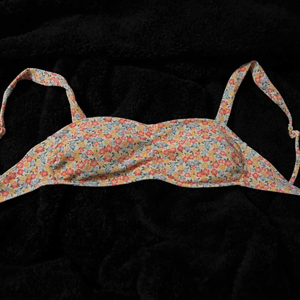 XS bathing suit top w pink, blue, yellow flowers, hollister, new